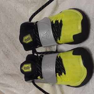 Size 3 Youth Kyrie